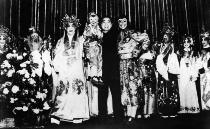 1957年12月15日，周恩来与六龄童、小六龄童合影 张祖麟 摄