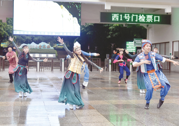     南宁、抚远两地演员在青秀山风景区齐跳“科目三”。    本报记者刘增璇 摄