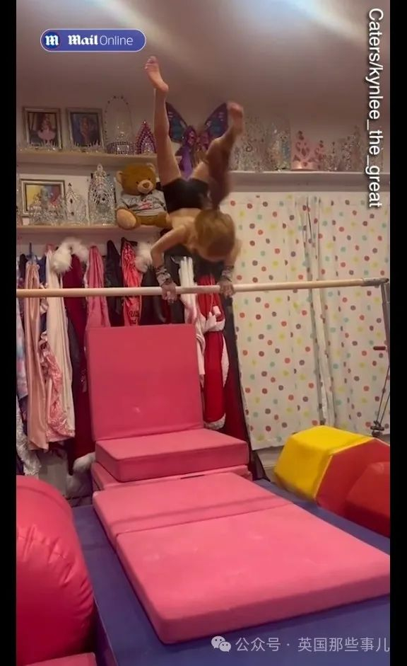 7岁女孩,6块腹肌.然而这日常画风,被亲妈当成赚钱机器?|凯莉_新浪新闻