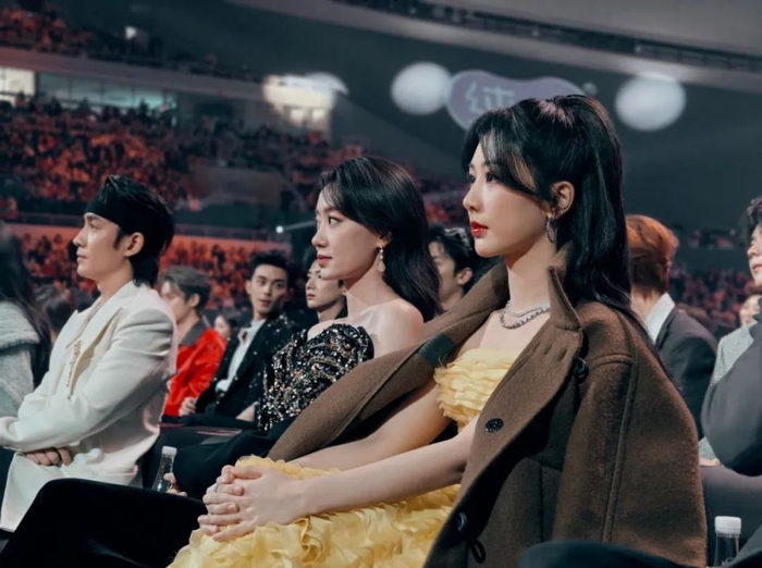 杨紫耳环近80万,杨幂全身超百万,唐嫣惨垫底|礼服|杨紫|杨幂_新浪新闻