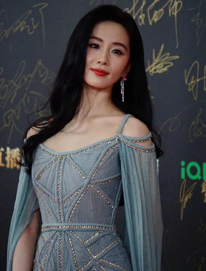 杨紫耳环近80万,杨幂全身超百万……|礼服|杨紫|杨幂_新浪新闻
