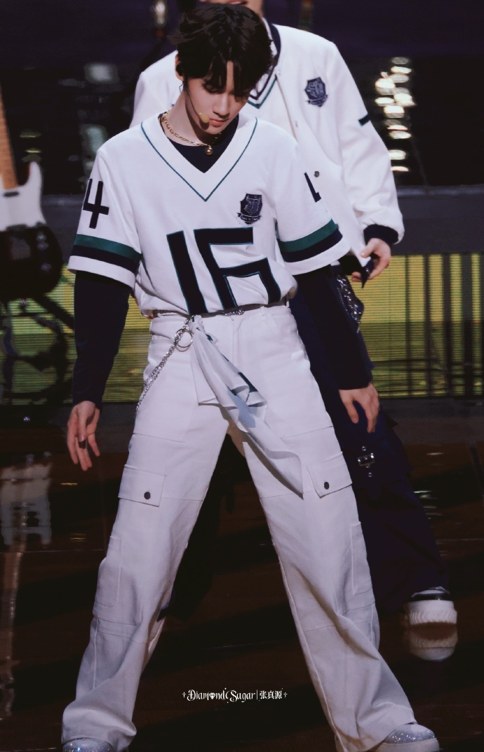 张真源这题组图从头发到脚都散发着英俊的气息啊