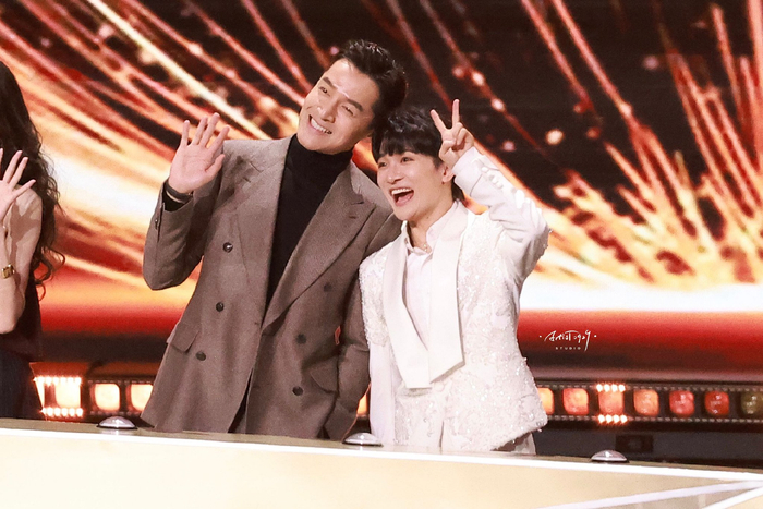 生米:合照是吧拿去!|周深_新浪新闻