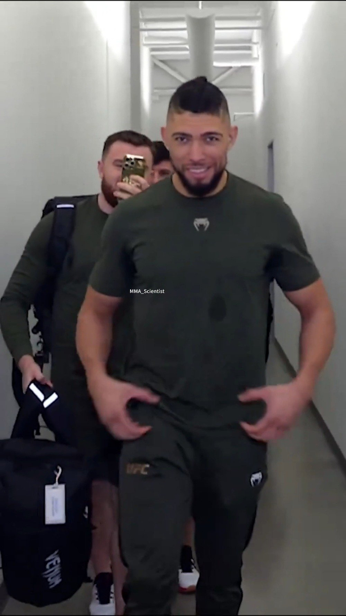 前贴吧冠军强尼沃克johnnywalker抵达ufcapex