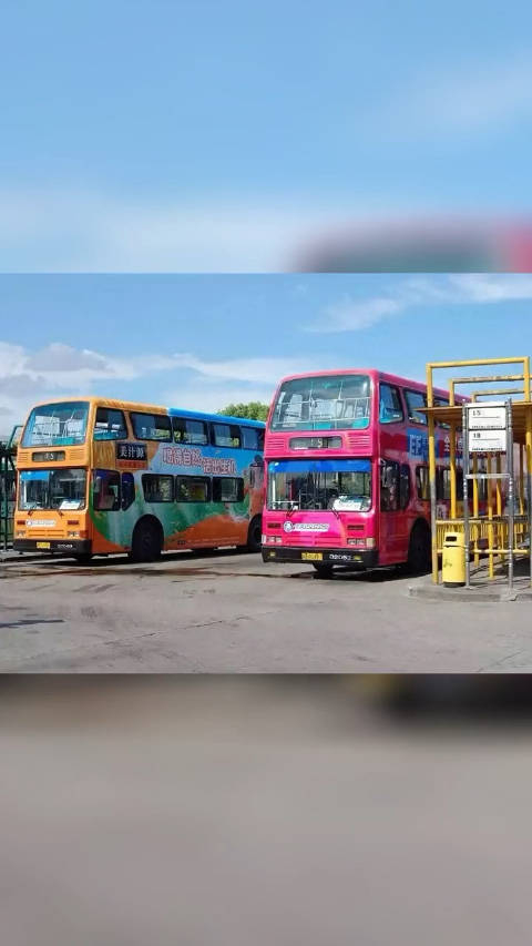 停在宁波汽车东站的15路双层车