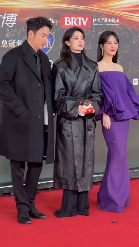 热辣滚烫剧组走红毯张小斐杨紫雷佳音