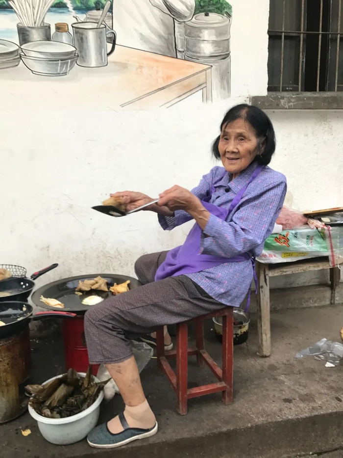 ▲毛师花在经营早餐点。受访者供图