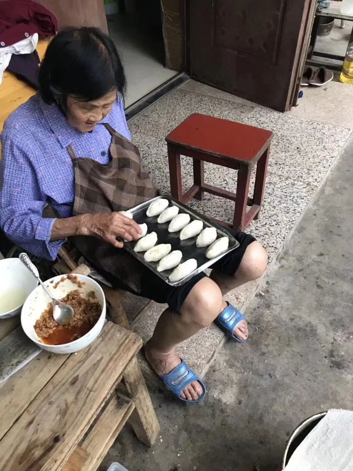 ▲2019年，毛师花在做糯米粿。受访者供图