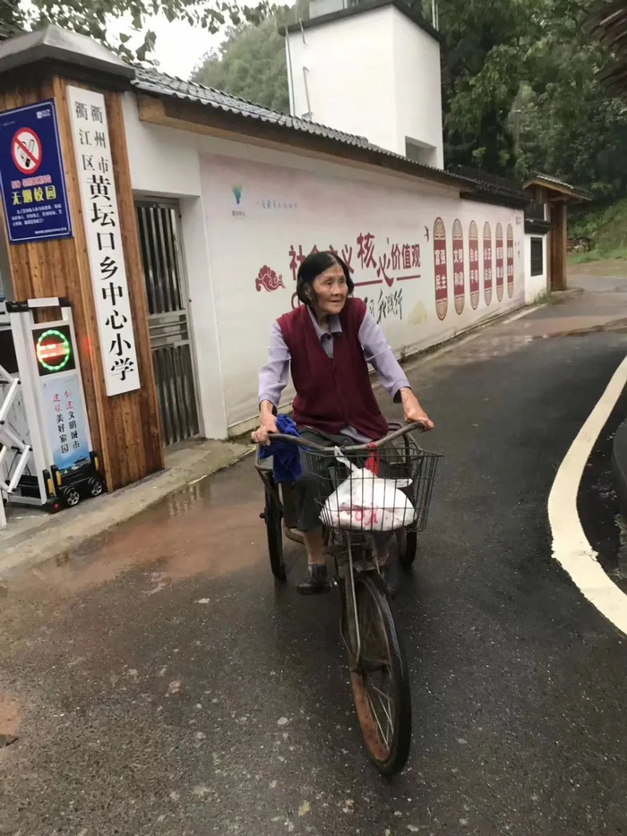 ▲毛师花骑行在“早餐路”上。受访者供图