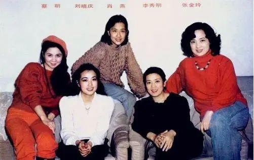 1990年,蔡明出演了人生中的第一個小品《普拉尼特的長髮》,聽到臺下傳