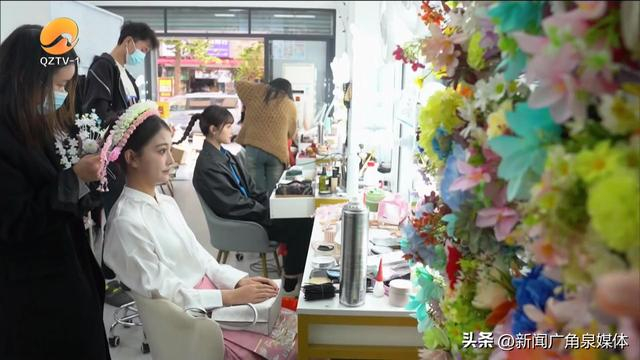 来自敦煌,大理,西双版纳等旅拍热门的化妆师,摄影师,也嗅到商机,纷纷