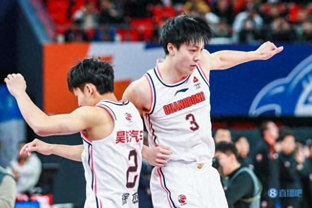 张文逸:胡明轩和徐杰对待训练中的每一个细节都比较认真|徐杰|胡明轩