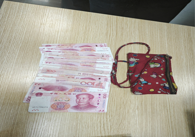 患者不慎丢失5000多元现金 医院电梯引导员拾金不昧归还"救命钱"|患者