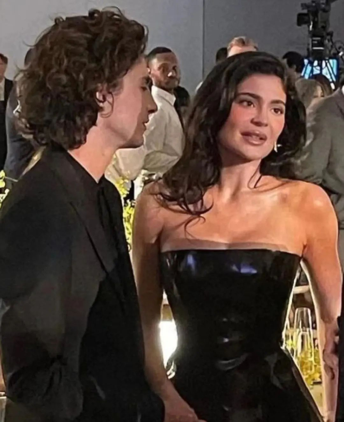 不说了,只有travis scott受伤的世界达成了