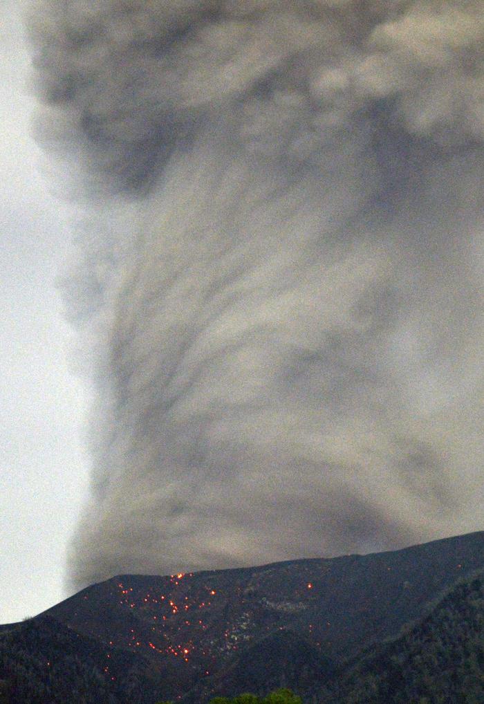 火山喷发物图片