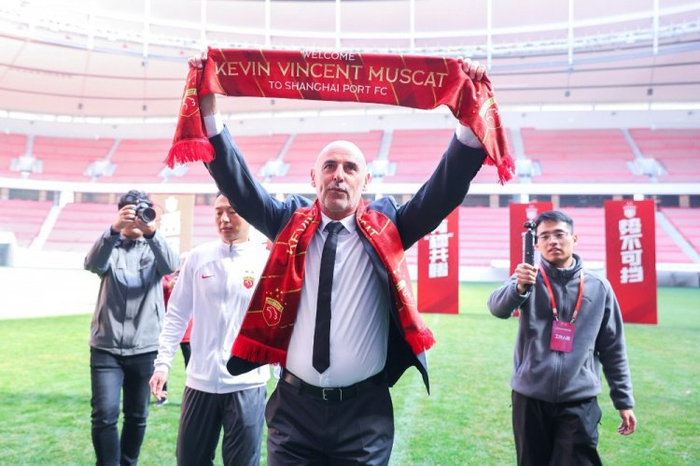 海港队新任主帅穆斯卡特见面会上球员代表奥斯卡王燊超表态