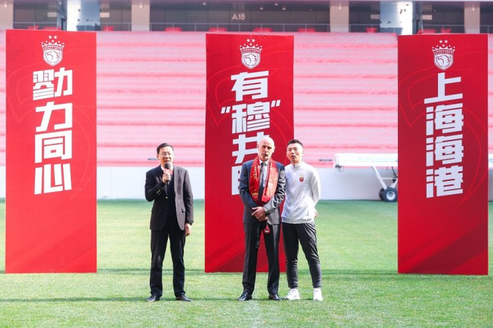 海港队新任主帅穆斯卡特见面会上球员代表奥斯卡王燊超表态