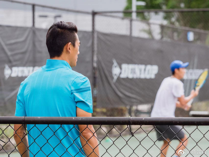 商竣程一路走来，父母始终陪伴在身边，曾是足球运动员的父亲商毅在训练之外也给了儿子很多的鼓励。  图/商竣程微博