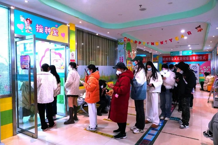 图为HPV九价疫苗扩龄后女士们排队接种的盛况。