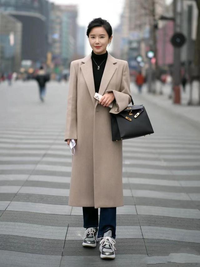 今年流行长大衣运动鞋冬季巨火混搭职场女性都爱这么穿