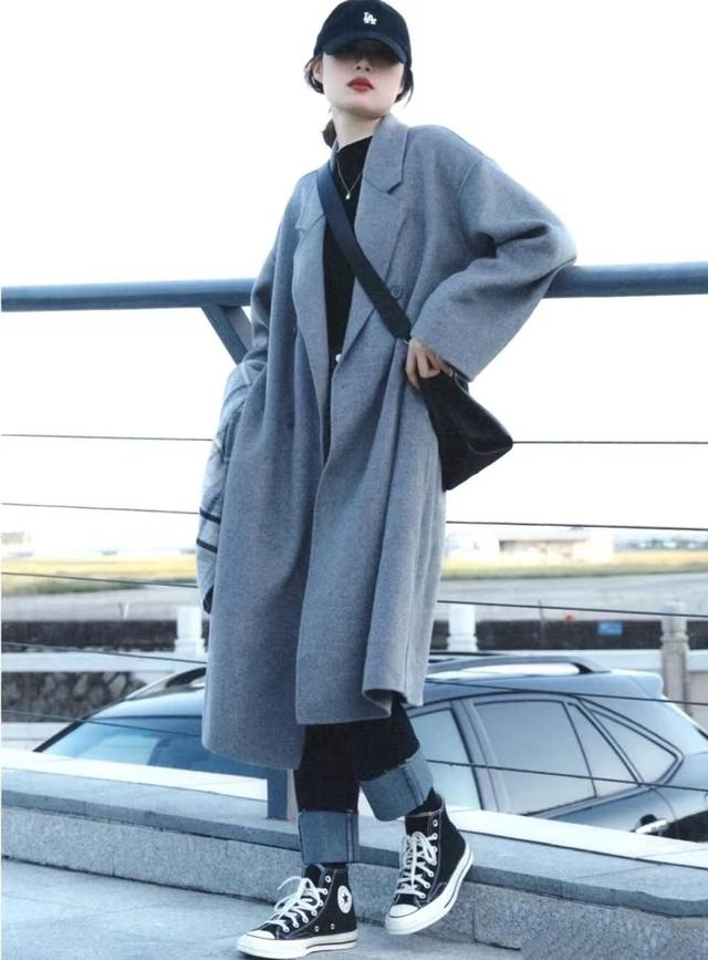 今年流行长大衣运动鞋冬季巨火混搭职场女性都爱这么穿