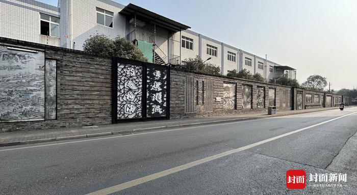 文化墙局部一。陈章采摄