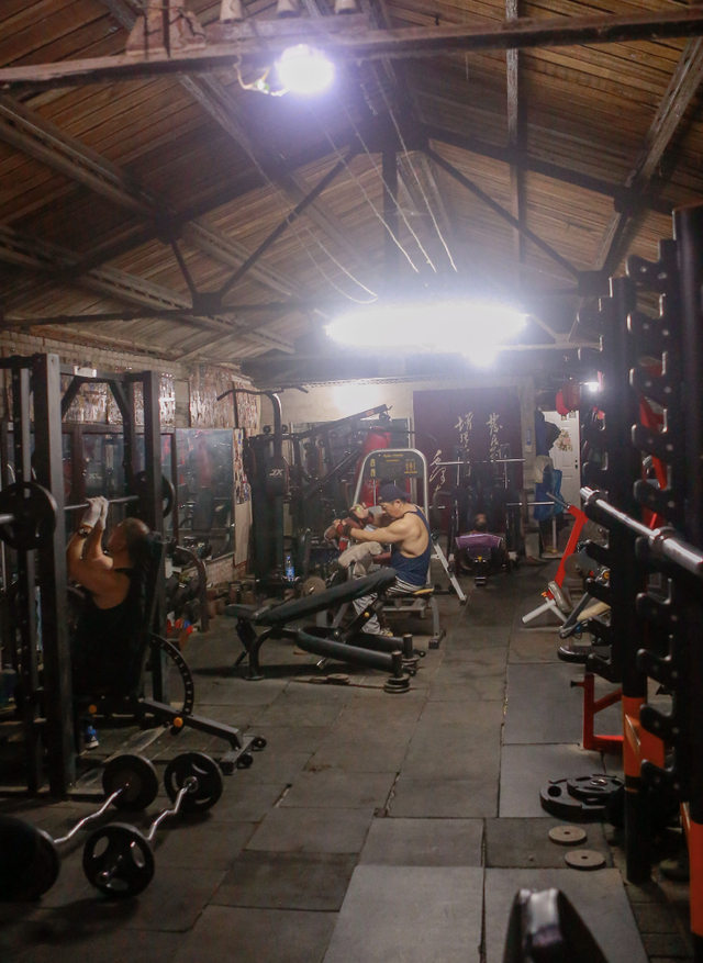 北京破旧健身房的老人火了!平均年龄60岁,肌肉身材不输年轻小伙