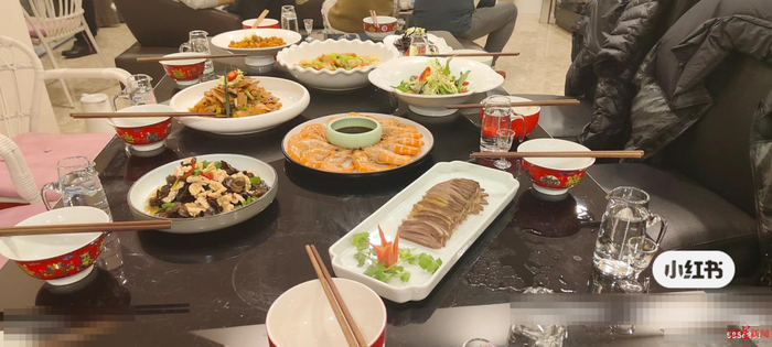 ▲小红书上私厨邓师傅推广年夜饭预订 