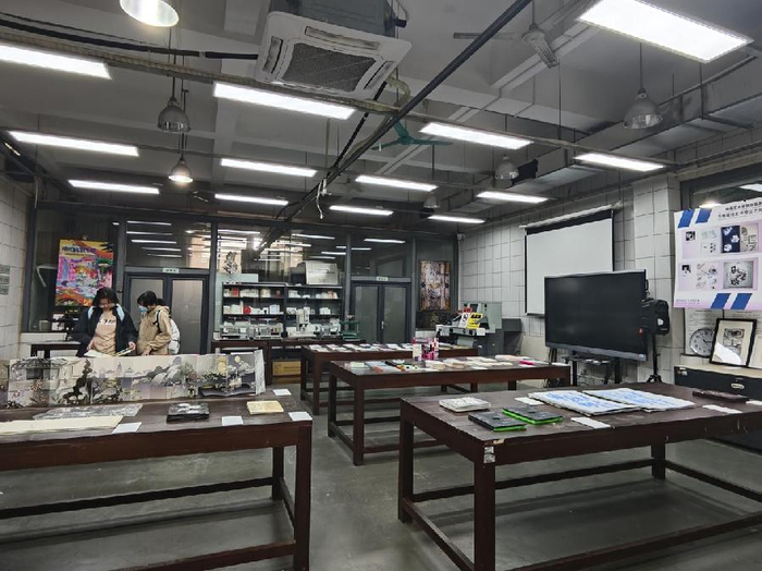 探索艺术服务社会新模式广美首届绘画艺术学院年展把教室变展厅
