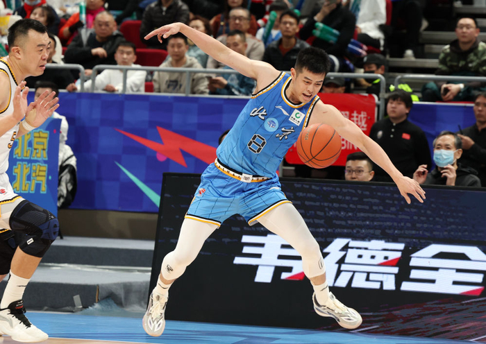 北京队球员方硕在比赛中突破受阻。 新华社记者 张晨霖 摄