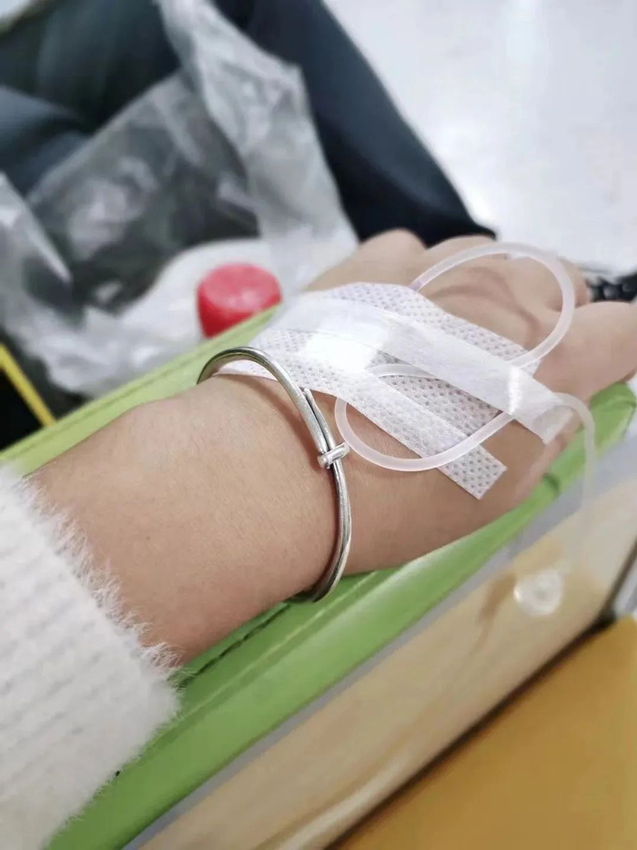 王琦在医院挂盐水 受访者供图