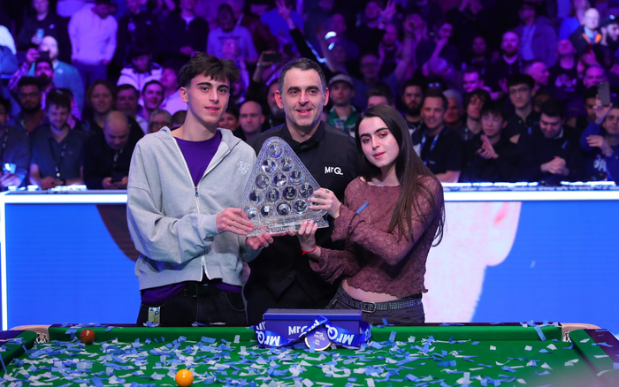 奥沙利文和家人庆祝大师赛第8冠。  图/新华社