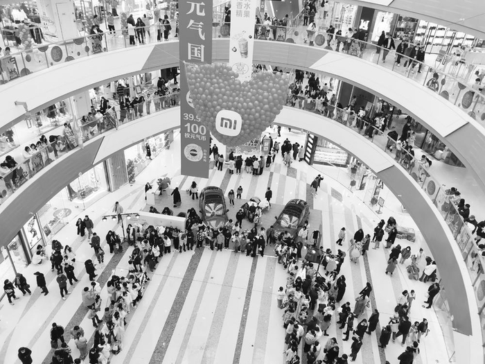 　　▲　先囤券后消费等促销形式掀起消费热潮，图为市民在商业综合体里消费、娱乐。