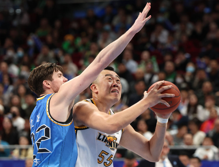 辽宁队球员韩德君（右）在比赛中进攻。 新华社记者 张晨霖 摄