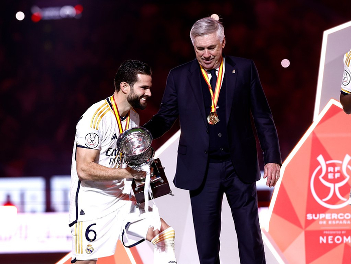 安切洛蒂（右）的功力远高于哈维。