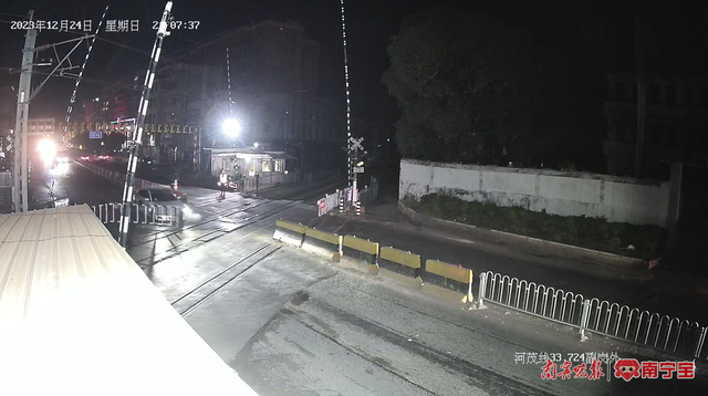 2023年12月24日，汽车撞坏河茂铁路米山至化州站间K33+724处有人看守道口