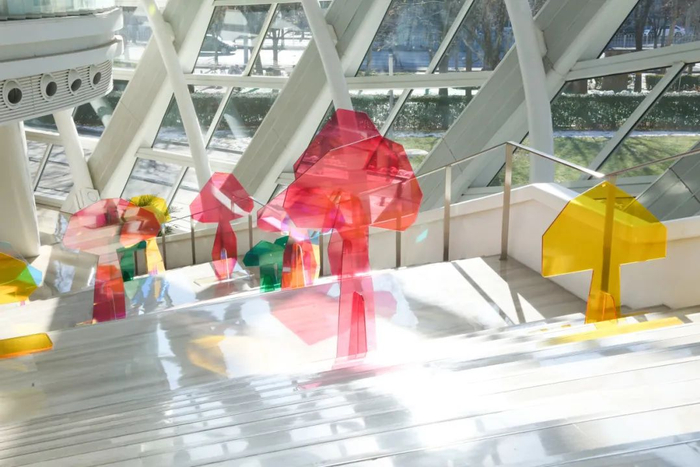 ▲ “了不起的‘她们’——福布斯中国致敬 卓越女性艺术家邀请展”展览现场，凤凰中心，2024 