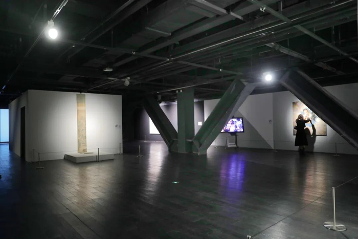 ▲ “了不起的‘她们’——福布斯中国致敬 卓越女性艺术家邀请展”展览现场，凤凰中心，2024 