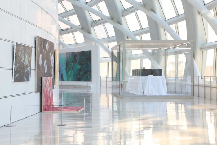 ▲ “了不起的‘她们’——福布斯中国致敬 卓越女性艺术家邀请展”展览现场，凤凰中心，2024 