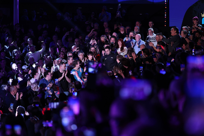 决赛前入场，奥沙利文（中）受到球迷夹道欢迎。  图/新华社