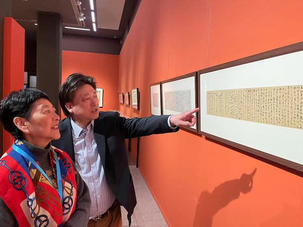 刘海粟书法大展现场，刘海粟女儿刘蟾与年轻时即从游于刘海粟的收藏家陈利