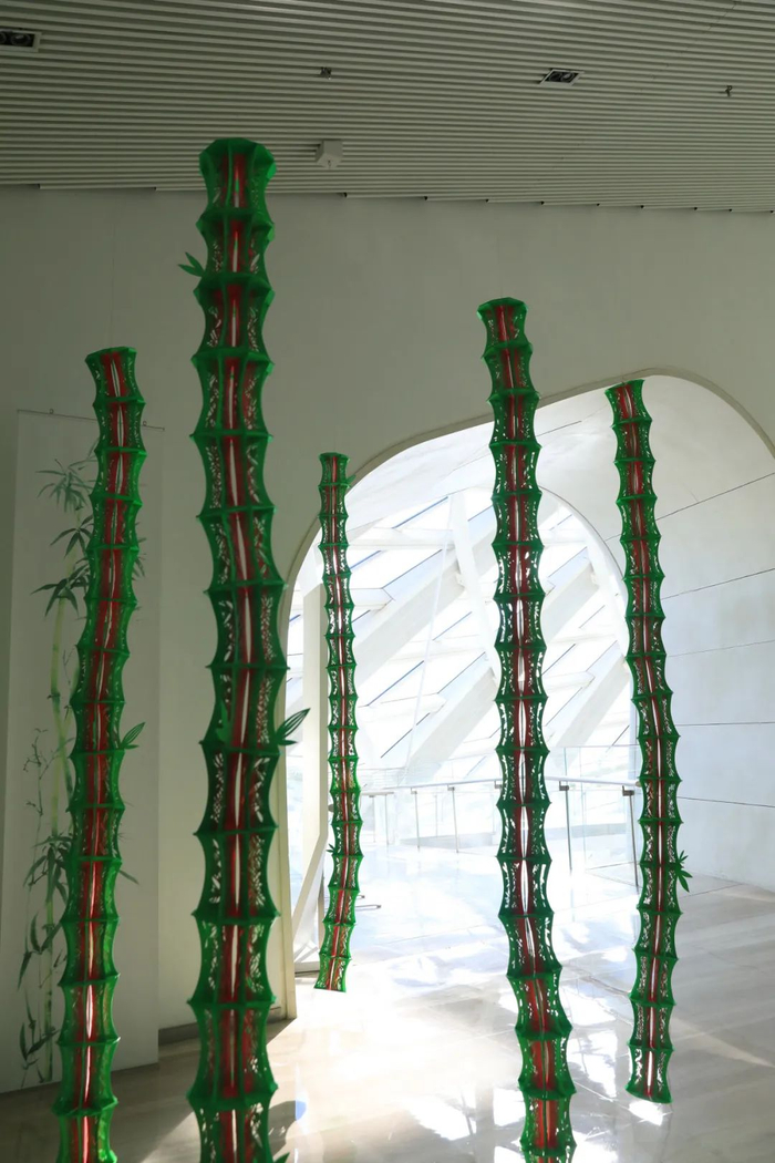 ▲ “了不起的‘她们’——福布斯中国致敬 卓越女性艺术家邀请展”展览现场，凤凰中心，2024 