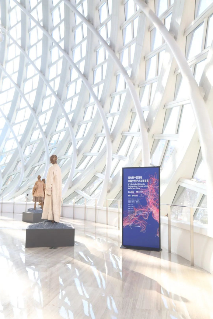 ▲ “了不起的‘她们’——福布斯中国致敬 卓越女性艺术家邀请展”展览现场，凤凰中心，2024 