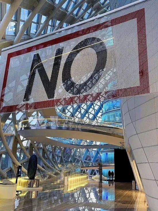 ▲ “了不起的‘她们’——福布斯中国致敬 卓越女性艺术家邀请展”展览现场，凤凰中心，2024 