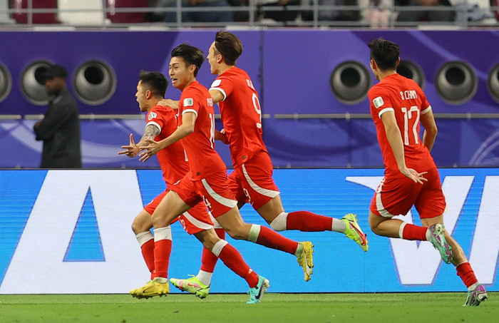 中国香港队球员庆祝破门。