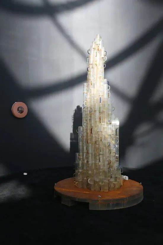 ▲ “了不起的‘她们’——福布斯中国致敬 卓越女性艺术家邀请展”展览现场，凤凰中心，2024 