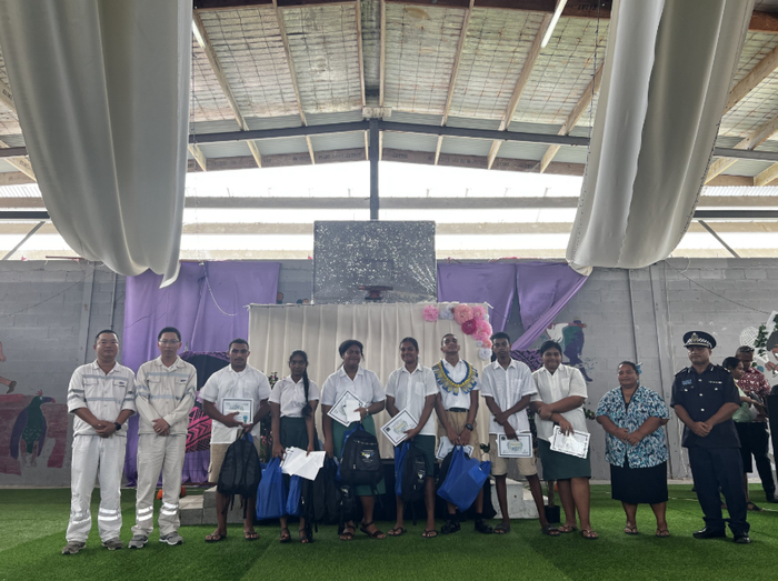 中国港湾向瑙鲁中学捐赠学习用品（左二为李凌锋）