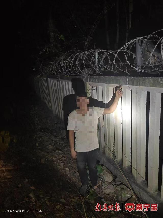 2023年10月17日，路外人员强行攀爬黎湛铁路贵港至根竹站间K49+320处防护栅栏进入铁路封闭区域