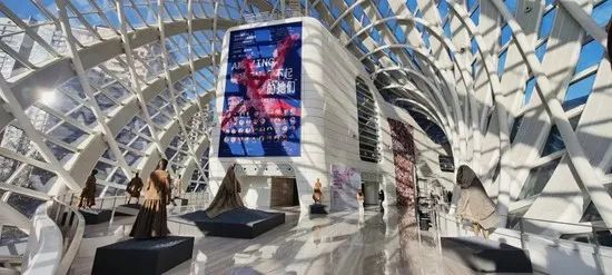 ▲ “了不起的‘她们’——福布斯中国致敬 卓越女性艺术家邀请展”展览现场，凤凰中心，2024 