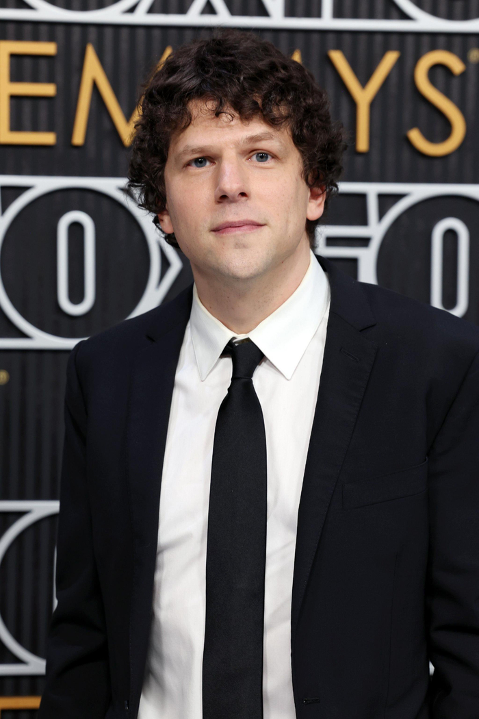 杰西·艾森伯格抵达2024年第75届黄金时段艾美奖